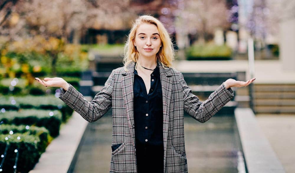 Virtual assistant career decision between agency and freelance work models