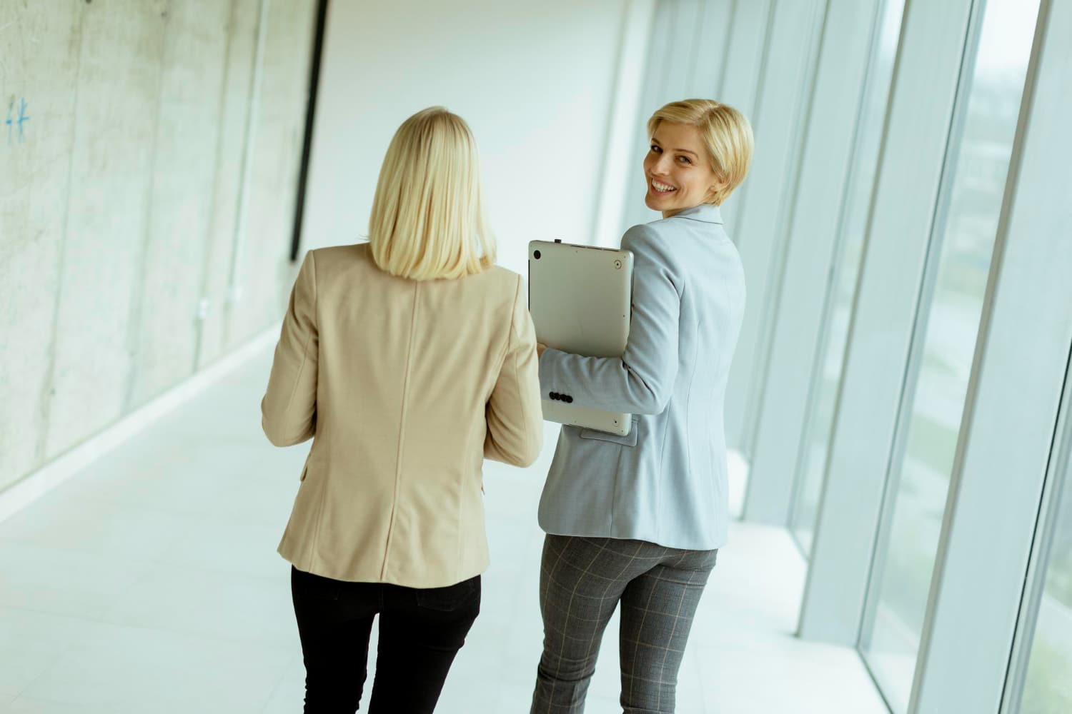 Outsourced executive assistant vs hiring in-house cost comparison - DonnaPro